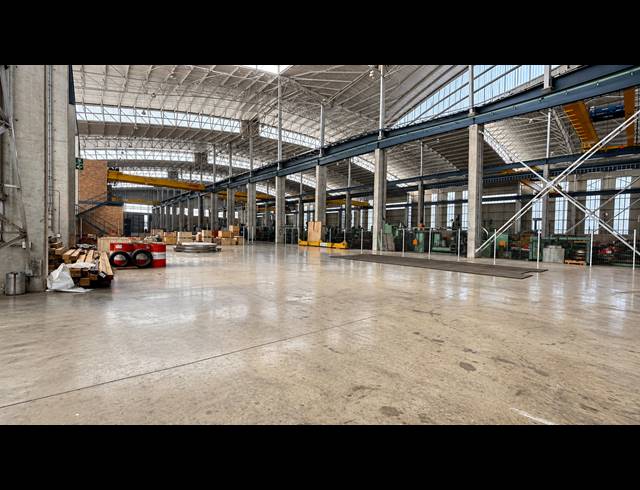 1,000M² WAREHOUSE TO LET IN TUNNEY
